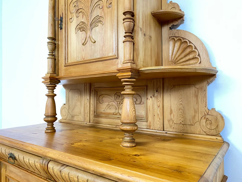 WMK # Elegante und gut erhaltene nordische antike Aufsatzanrichte aus vollem Holz mit handgeschnitzter Ornamentik