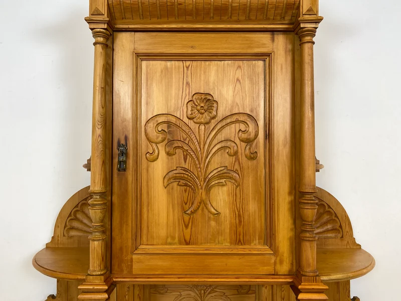 WMK # Elegante und gut erhaltene nordische antike Aufsatzanrichte aus vollem Holz mit handgeschnitzter Ornamentik