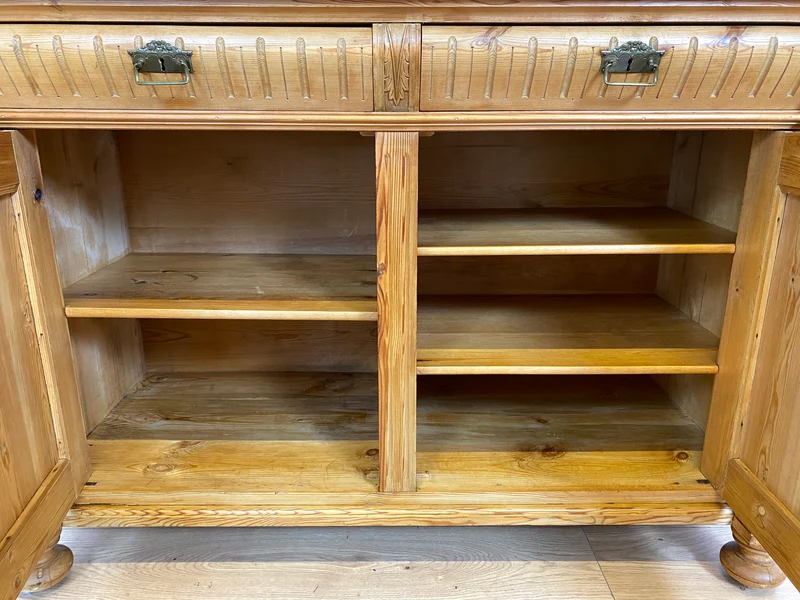 WMK # Elegante und gut erhaltene nordische antike Aufsatzanrichte aus vollem Holz mit handgeschnitzter Ornamentik