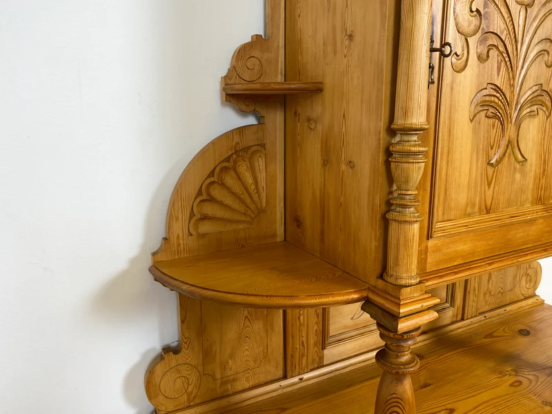 WMK # Elegante und gut erhaltene nordische antike Aufsatzanrichte aus vollem Holz mit handgeschnitzter Ornamentik
