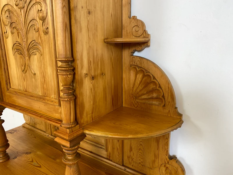 WMK # Elegante und gut erhaltene nordische antike Aufsatzanrichte aus vollem Holz mit handgeschnitzter Ornamentik