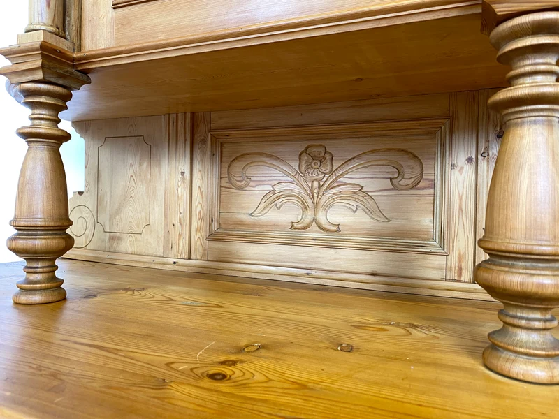WMK # Elegante und gut erhaltene nordische antike Aufsatzanrichte aus vollem Holz mit handgeschnitzter Ornamentik