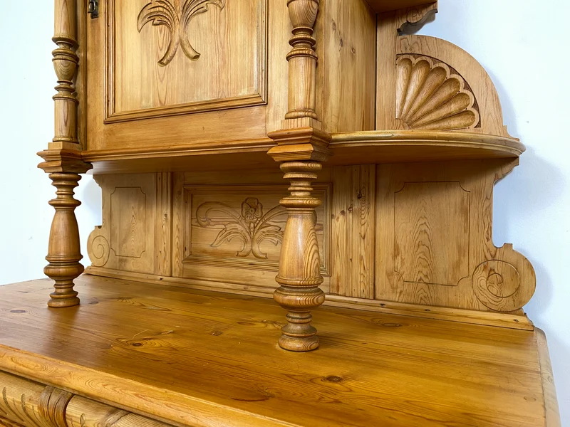 WMK # Elegante und gut erhaltene nordische antike Aufsatzanrichte aus vollem Holz mit handgeschnitzter Ornamentik
