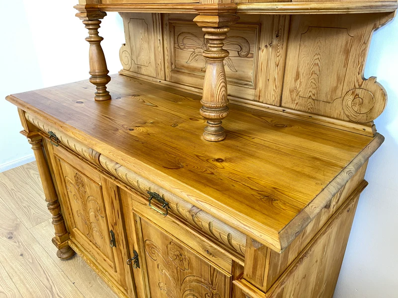 WMK # Elegante und gut erhaltene nordische antike Aufsatzanrichte aus vollem Holz mit handgeschnitzter Ornamentik