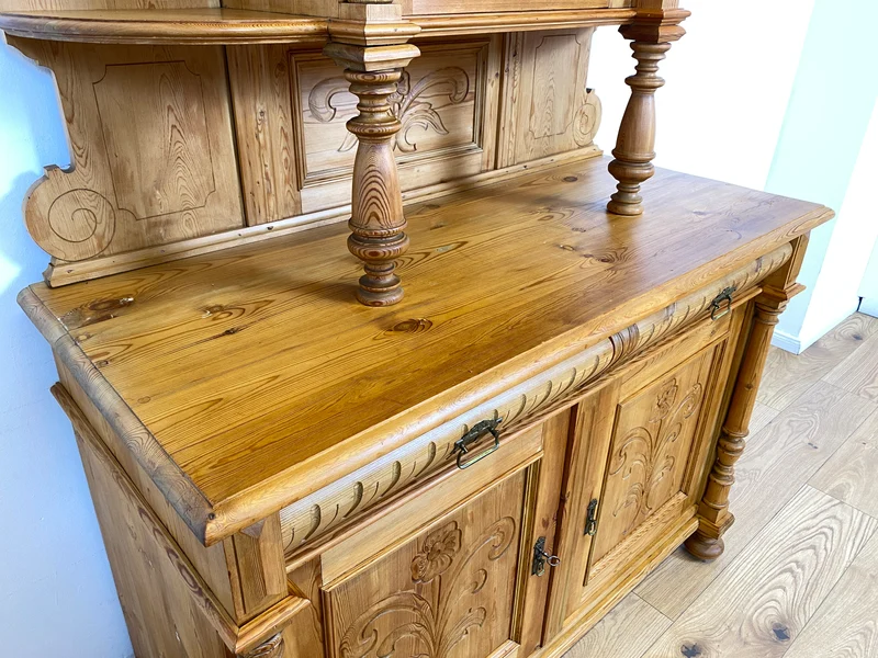 WMK # Elegante und gut erhaltene nordische antike Aufsatzanrichte aus vollem Holz mit handgeschnitzter Ornamentik