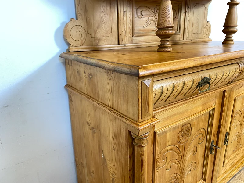 WMK # Elegante und gut erhaltene nordische antike Aufsatzanrichte aus vollem Holz mit handgeschnitzter Ornamentik