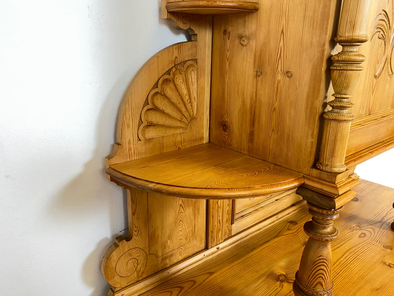 WMK # Elegante und gut erhaltene nordische antike Aufsatzanrichte aus vollem Holz mit handgeschnitzter Ornamentik