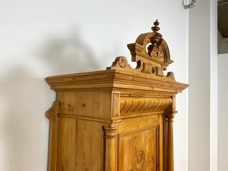 WMK # Elegante und gut erhaltene nordische antike Aufsatzanrichte aus vollem Holz mit handgeschnitzter Ornamentik