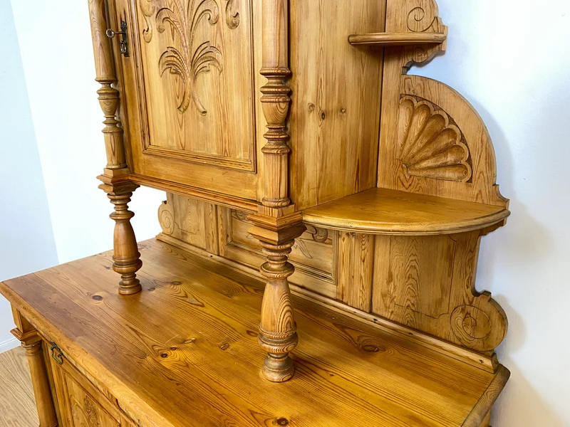 WMK # Elegante und gut erhaltene nordische antike Aufsatzanrichte aus vollem Holz mit handgeschnitzter Ornamentik