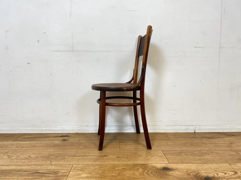 Wunderbarer antiker Bugholzstuhl von Fischel , früher Thonet , für Wien & Niemes Böhmen mit geprägten Ornamenten