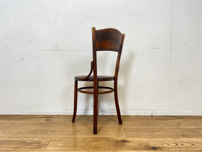 Wunderbarer antiker Bugholzstuhl von Fischel , früher Thonet , für Wien & Niemes Böhmen mit geprägten Ornamenten