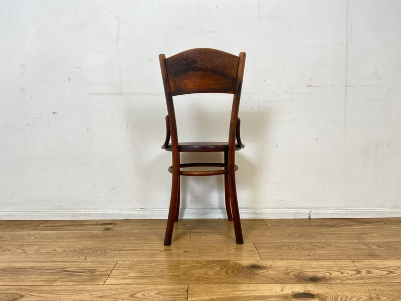 Wunderbarer antiker Bugholzstuhl von Fischel , früher Thonet , für Wien & Niemes Böhmen mit geprägten Ornamenten