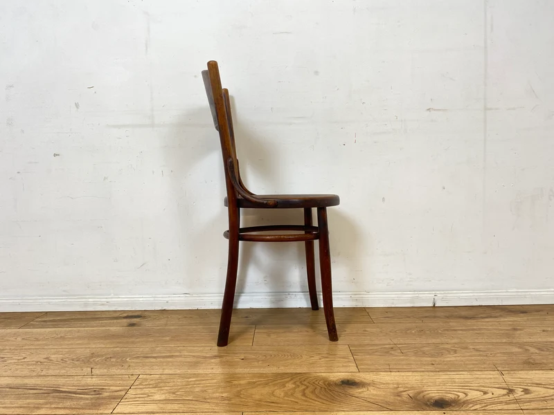 Wunderbarer antiker Bugholzstuhl von Fischel , früher Thonet , für Wien & Niemes Böhmen mit geprägten Ornamenten