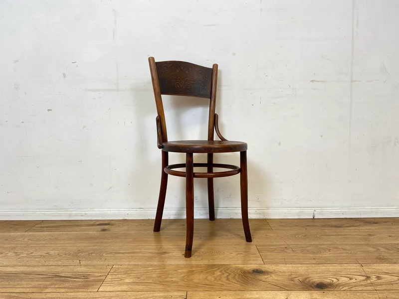 Wunderbarer antiker Bugholzstuhl von Fischel , früher Thonet , für Wien & Niemes Böhmen mit geprägten Ornamenten