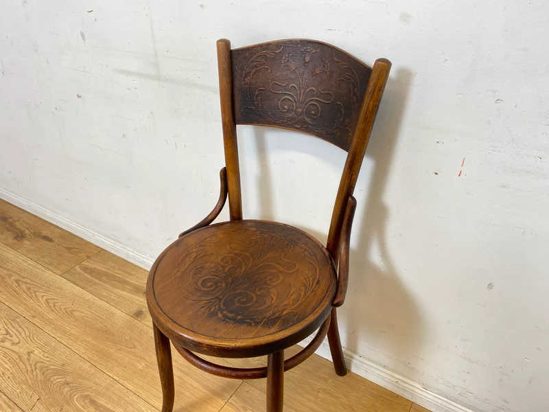 Wunderbarer antiker Bugholzstuhl von Fischel , früher Thonet , für Wien & Niemes Böhmen mit geprägten Ornamenten