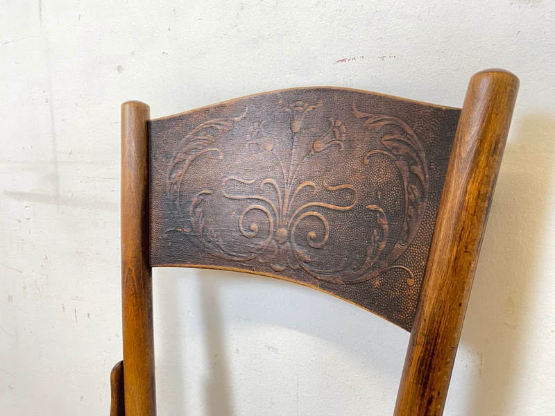 Wunderbarer antiker Bugholzstuhl von Fischel , früher Thonet , für Wien & Niemes Böhmen mit geprägten Ornamenten