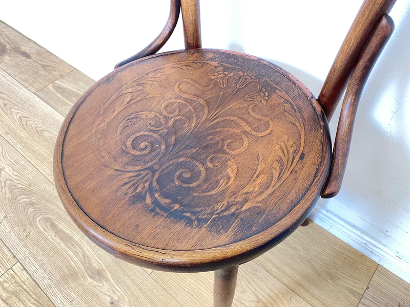 Wunderbarer antiker Bugholzstuhl von Fischel , früher Thonet , für Wien & Niemes Böhmen mit geprägten Ornamenten