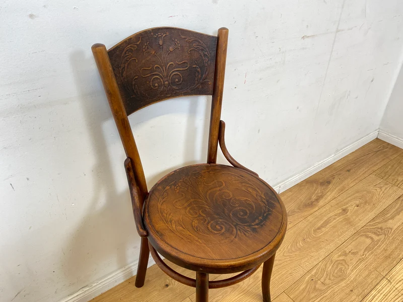 Wunderbarer antiker Bugholzstuhl von Fischel , früher Thonet , für Wien & Niemes Böhmen mit geprägten Ornamenten