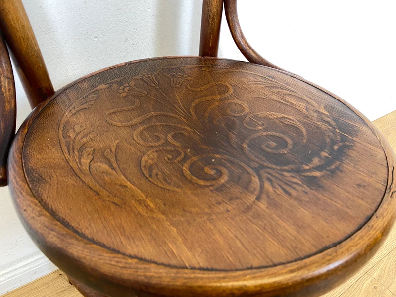 Wunderbarer antiker Bugholzstuhl von Fischel , früher Thonet , für Wien & Niemes Böhmen mit geprägten Ornamenten