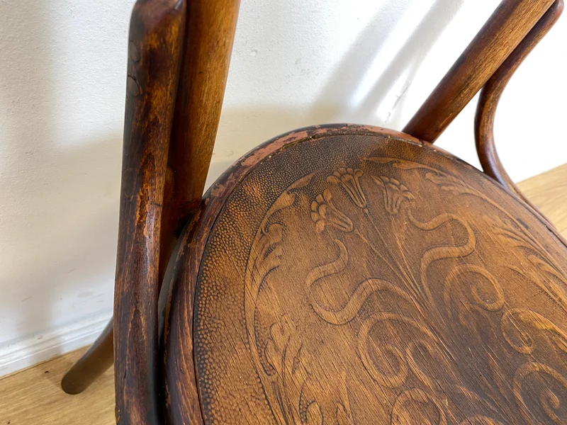 Wunderbarer antiker Bugholzstuhl von Fischel , früher Thonet , für Wien & Niemes Böhmen mit geprägten Ornamenten