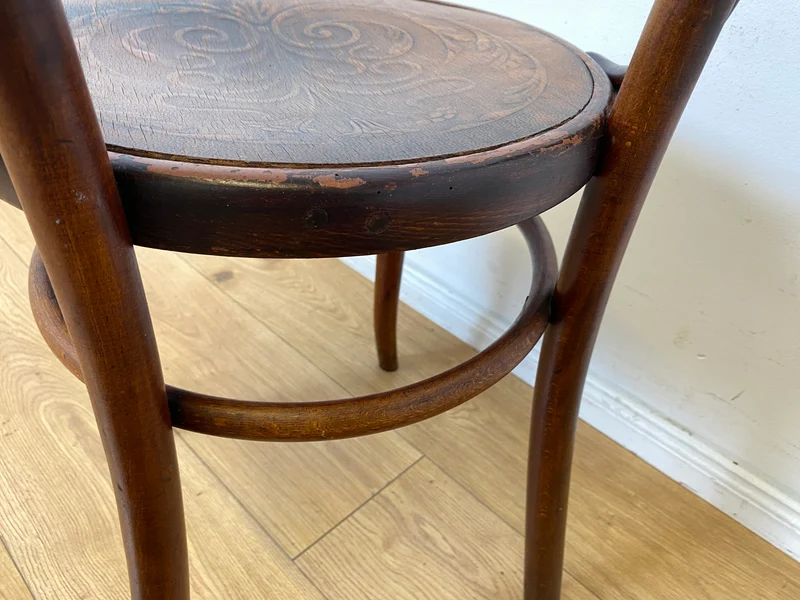 Wunderbarer antiker Bugholzstuhl von Fischel , früher Thonet , für Wien & Niemes Böhmen mit geprägten Ornamenten