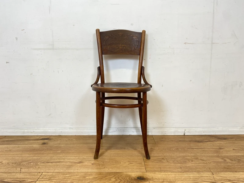 Wunderbarer antiker Bugholzstuhl von Fischel , früher Thonet , für Wien & Niemes Böhmen mit geprägten Ornamenten