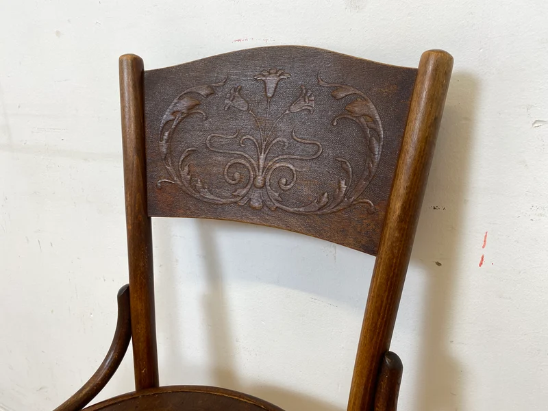Wunderbarer antiker Bugholzstuhl von Fischel , früher Thonet , für Wien & Niemes Böhmen mit geprägten Ornamenten