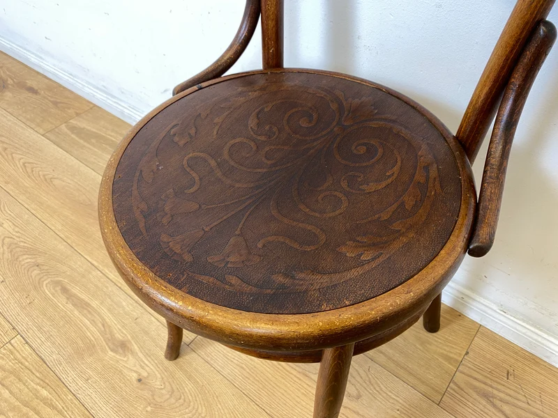 Wunderbarer antiker Bugholzstuhl von Fischel , früher Thonet , für Wien & Niemes Böhmen mit geprägten Ornamenten