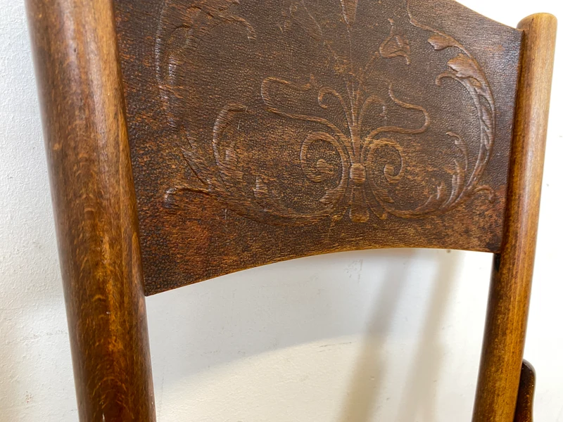 Wunderbarer antiker Bugholzstuhl von Fischel , früher Thonet , für Wien & Niemes Böhmen mit geprägten Ornamenten