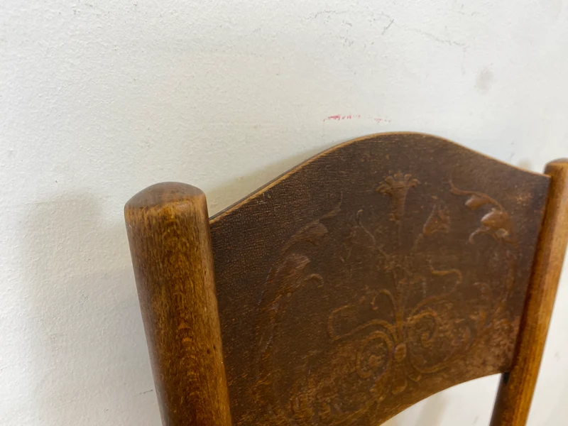 Wunderbarer antiker Bugholzstuhl von Fischel , früher Thonet , für Wien & Niemes Böhmen mit geprägten Ornamenten