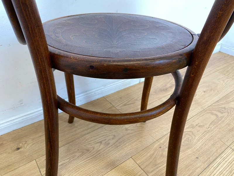 Wunderbarer antiker Bugholzstuhl von Fischel , früher Thonet , für Wien & Niemes Böhmen mit geprägten Ornamenten