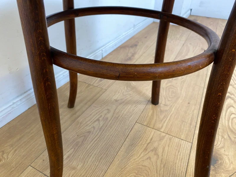 Wunderbarer antiker Bugholzstuhl von Fischel , früher Thonet , für Wien & Niemes Böhmen mit geprägten Ornamenten