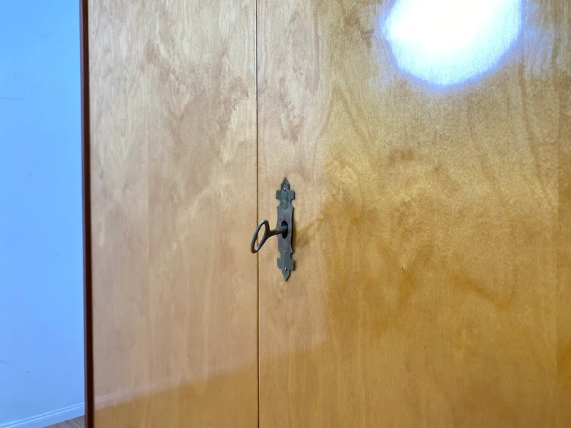 Minimalistischer & geräumiger Mid-Century Kleiderschrank aus 1966 mit Schublade und Böden I Schrank Schlafzimmerschrank Wäscheschrank Garderobe Wardrobe Retro Vintage 60er I