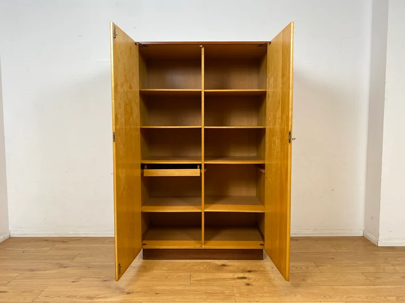 Minimalistischer & geräumiger Mid-Century Kleiderschrank aus 1966 mit Schublade und Böden I Schrank Schlafzimmerschrank Wäscheschrank Garderobe Wardrobe Retro Vintage 60er I
