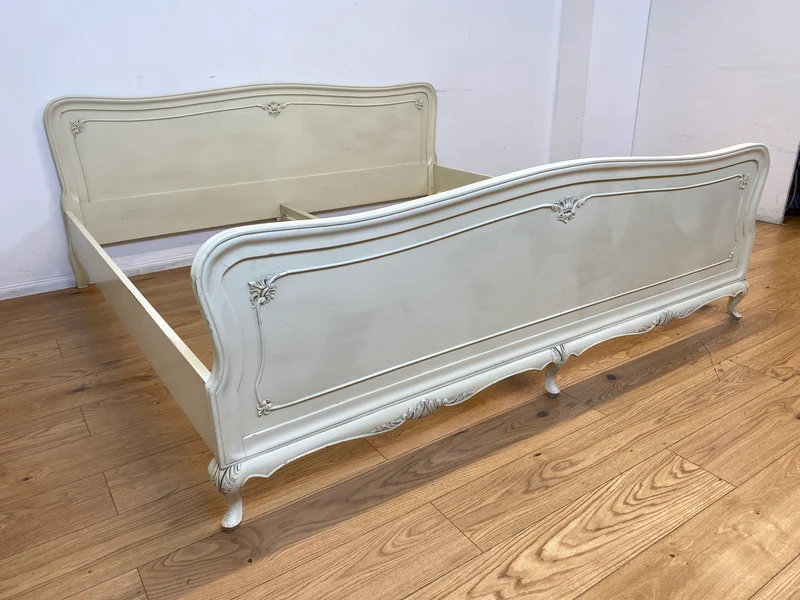 WMK I Formschönes handverziertes weißes 50er Jahre Chippendale Doppelbett für 200x195 oder 2x 100x195 cm Matratzen