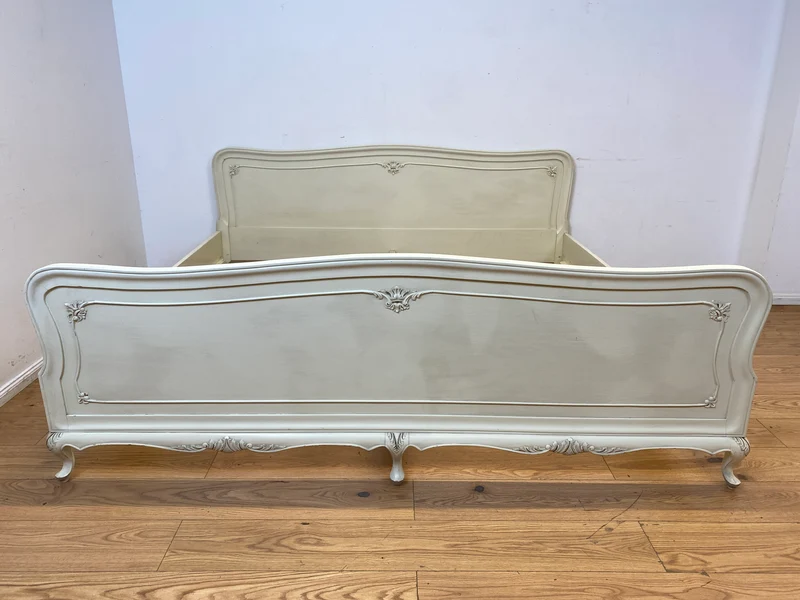 WMK I Formschönes handverziertes weißes 50er Jahre Chippendale Doppelbett für 200x195 oder 2x 100x195 cm Matratzen