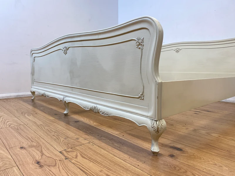 WMK I Formschönes handverziertes weißes 50er Jahre Chippendale Doppelbett für 200x195 oder 2x 100x195 cm Matratzen