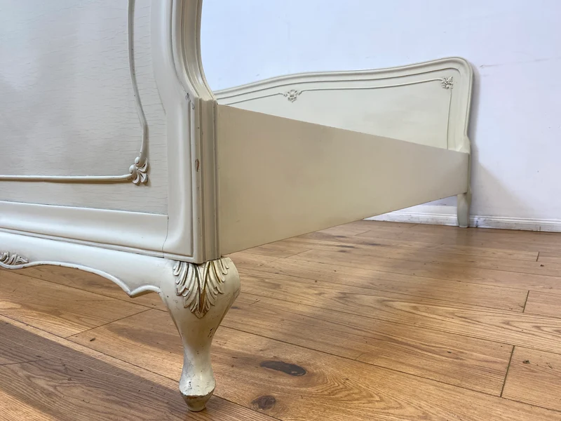 WMK I Formschönes handverziertes weißes 50er Jahre Chippendale Doppelbett für 200x195 oder 2x 100x195 cm Matratzen