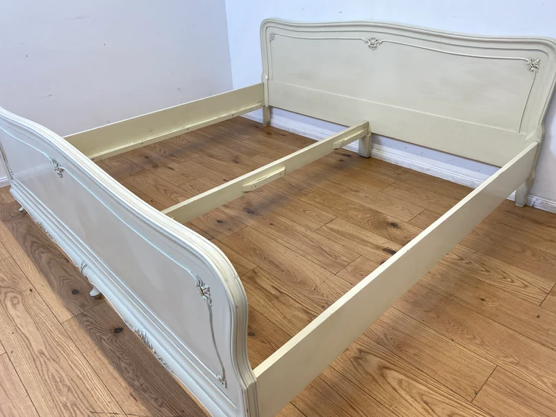 WMK I Formschönes handverziertes weißes 50er Jahre Chippendale Doppelbett für 200x195 oder 2x 100x195 cm Matratzen
