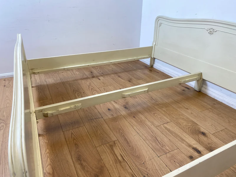 WMK I Formschönes handverziertes weißes 50er Jahre Chippendale Doppelbett für 200x195 oder 2x 100x195 cm Matratzen