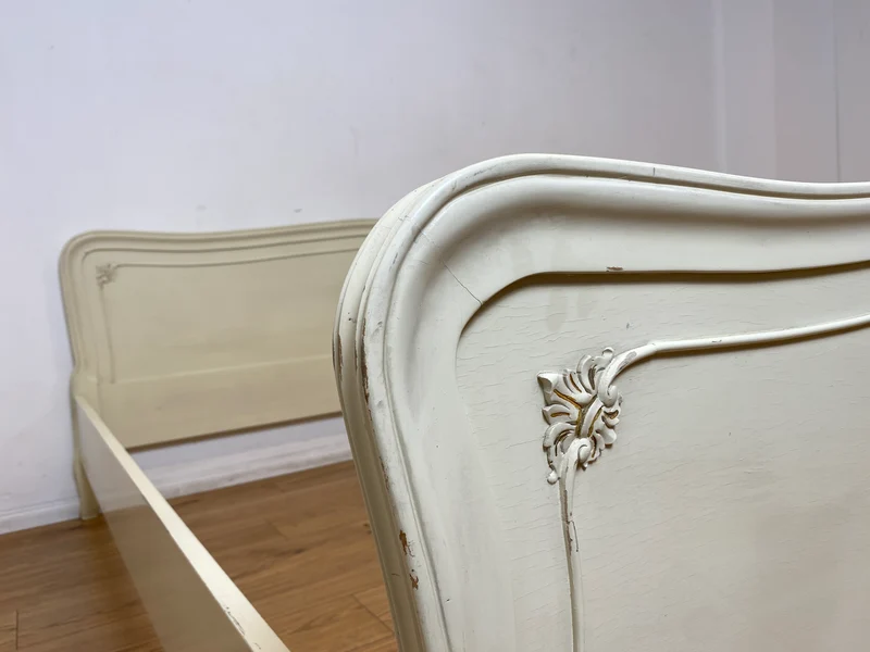 WMK I Formschönes handverziertes weißes 50er Jahre Chippendale Doppelbett für 200x195 oder 2x 100x195 cm Matratzen