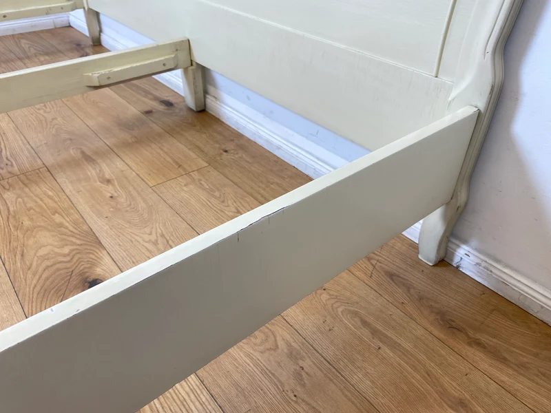 WMK I Formschönes handverziertes weißes 50er Jahre Chippendale Doppelbett für 200x195 oder 2x 100x195 cm Matratzen
