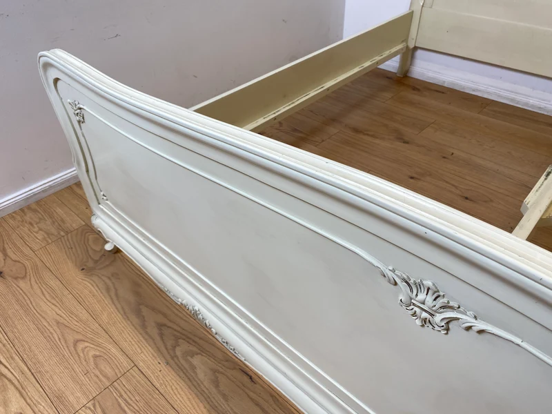 WMK I Formschönes handverziertes weißes 50er Jahre Chippendale Doppelbett für 200x195 oder 2x 100x195 cm Matratzen