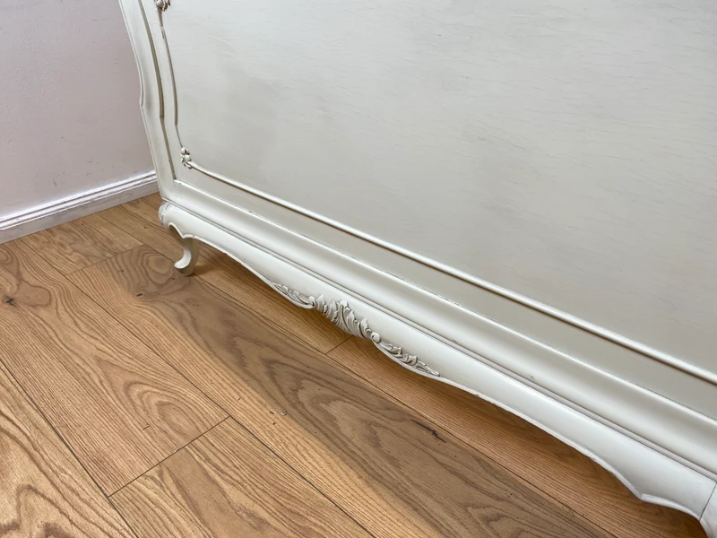 WMK I Formschönes handverziertes weißes 50er Jahre Chippendale Doppelbett für 200x195 oder 2x 100x195 cm Matratzen