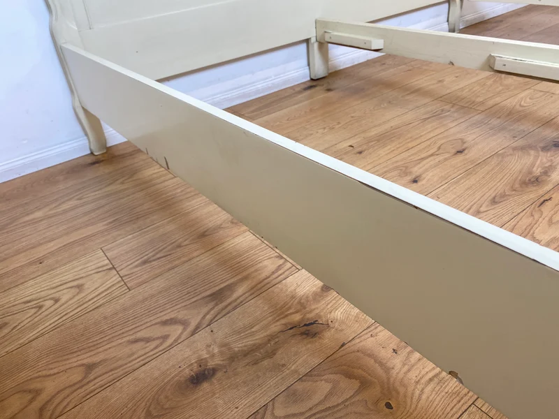WMK I Formschönes handverziertes weißes 50er Jahre Chippendale Doppelbett für 200x195 oder 2x 100x195 cm Matratzen