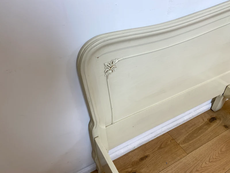 WMK I Formschönes handverziertes weißes 50er Jahre Chippendale Doppelbett für 200x195 oder 2x 100x195 cm Matratzen