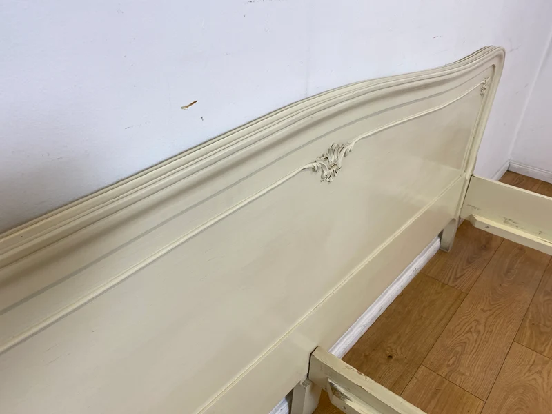 WMK I Formschönes handverziertes weißes 50er Jahre Chippendale Doppelbett für 200x195 oder 2x 100x195 cm Matratzen