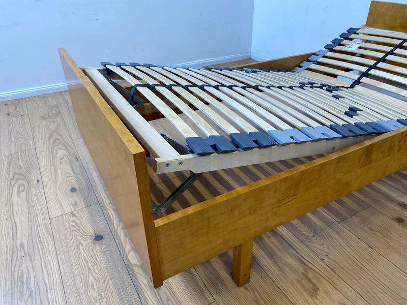 WMK I Stilvolles helles Mid-Century Einzelbett von VEB Hellerau aus 1965 mit verstellbarem 90x190 cm Lattenrost