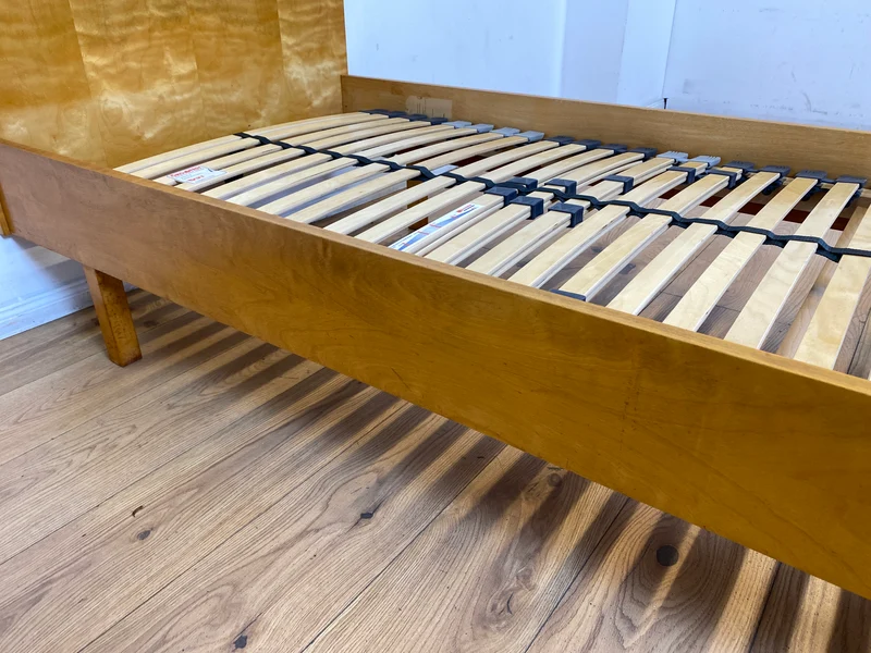 WMK I Stilvolles helles Mid-Century Einzelbett von VEB Hellerau aus 1965 mit verstellbarem 90x190 cm Lattenrost