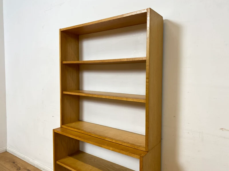 WMK I Schlichtes helles 60er Jahre Bücherregal I Zweiteilig, in Eiche mit weißer Rückwand I